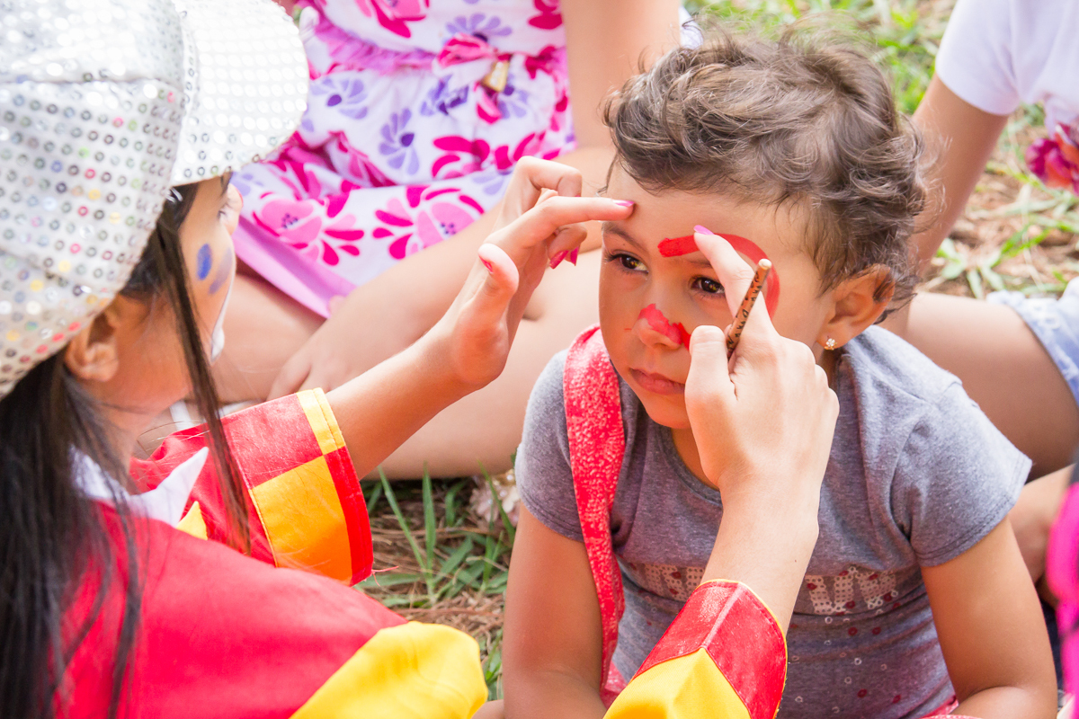 pintura de rosto na festa da Lara