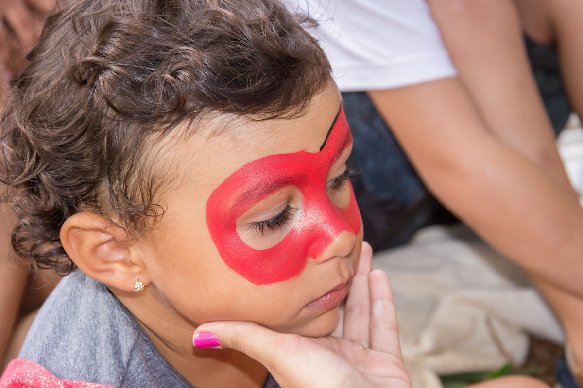 Valentina com Pintura de rosto ladybug 