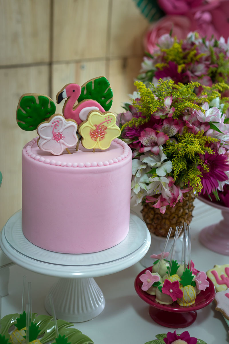 bolo cor de rosa com biscoitos artesanais flores e abacaxi tema tropical