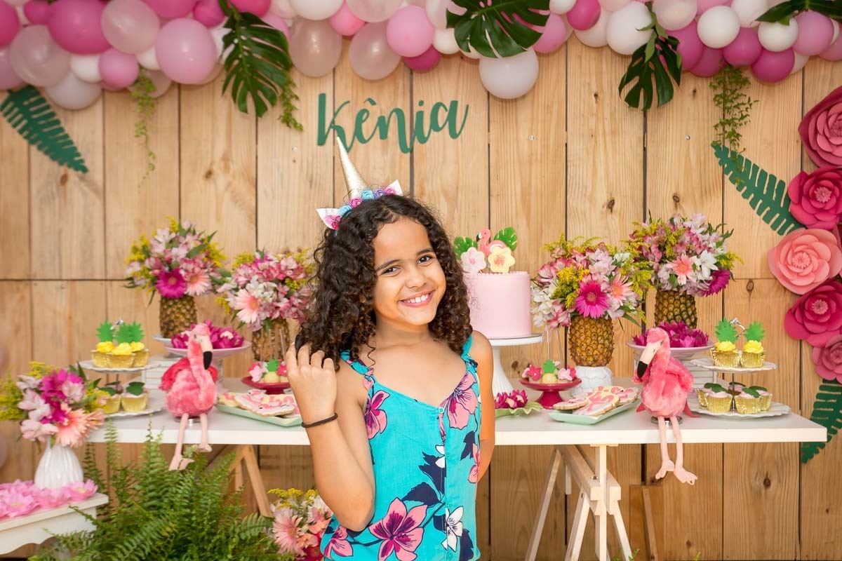 criança sorrindo com tiara de unicórnio