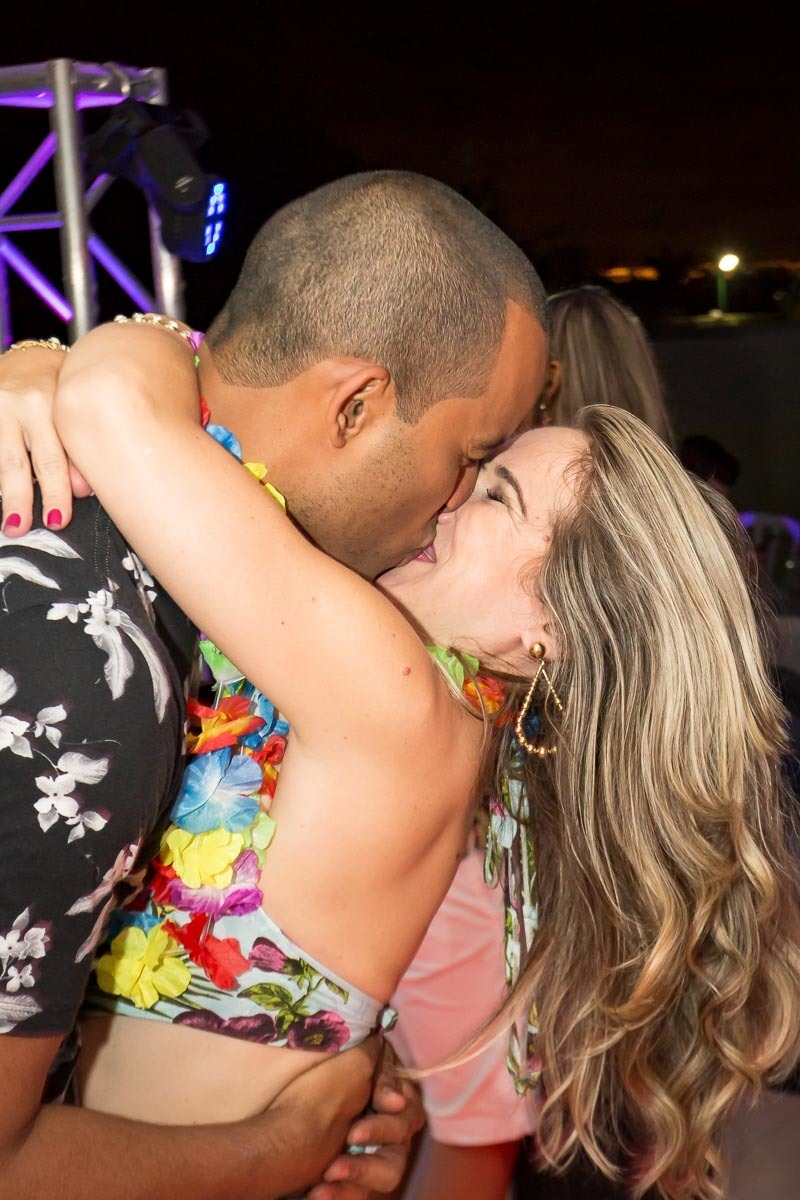 beijo apaixonado casal aniversário 40 anos