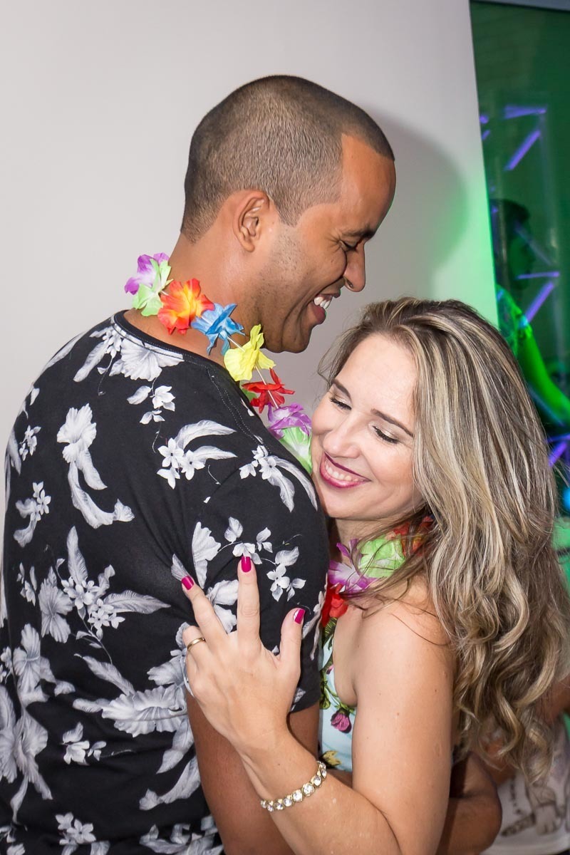 casal dançando festa tropical