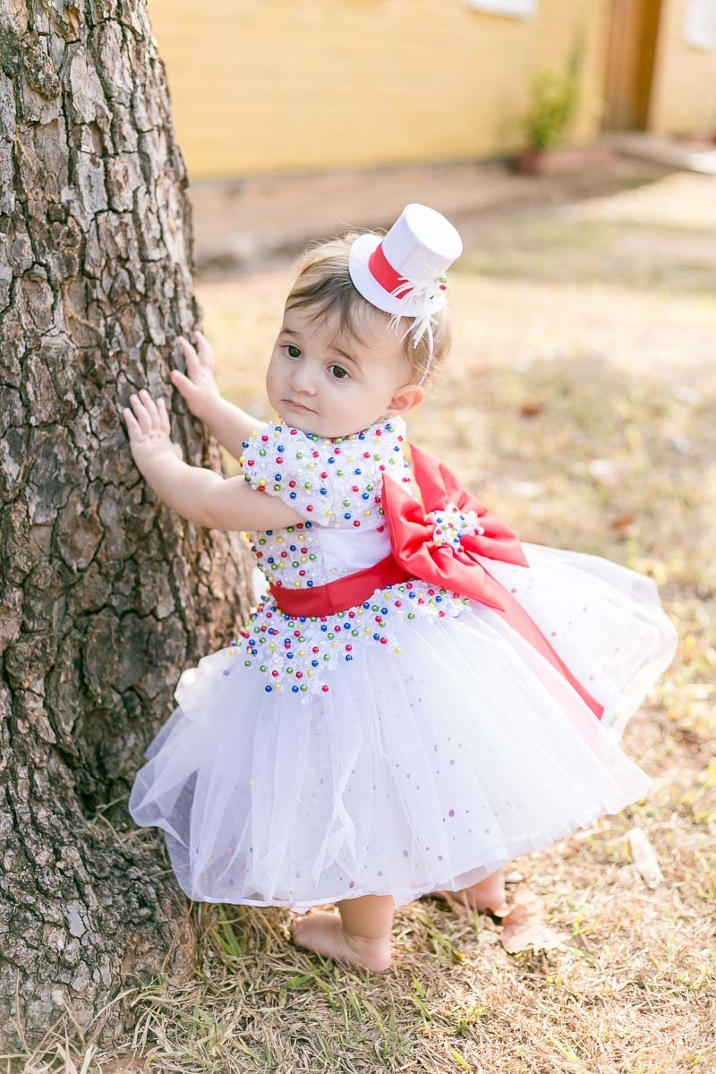 criança aprendendo a andar ensaio infantil árvore