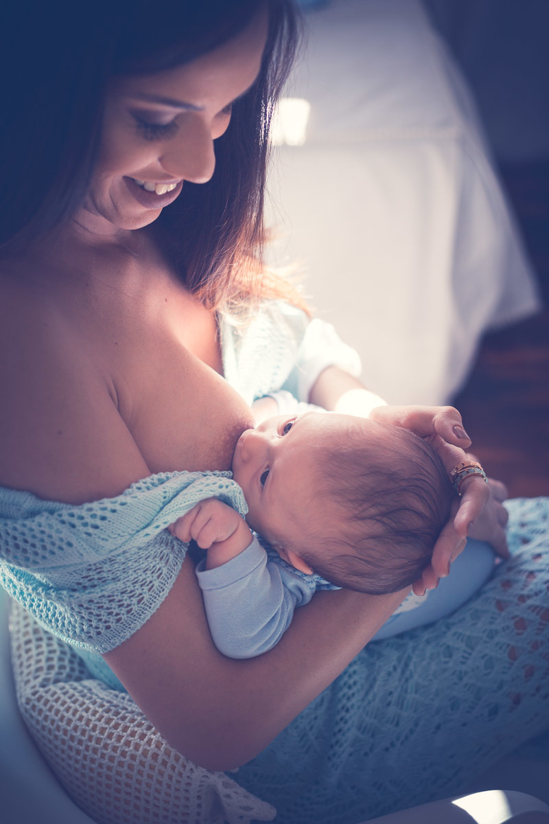 mãe amamentando bebê menino