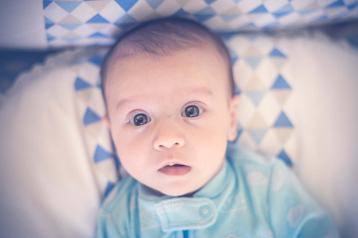 bebê de 02 meses olhando para a câmera