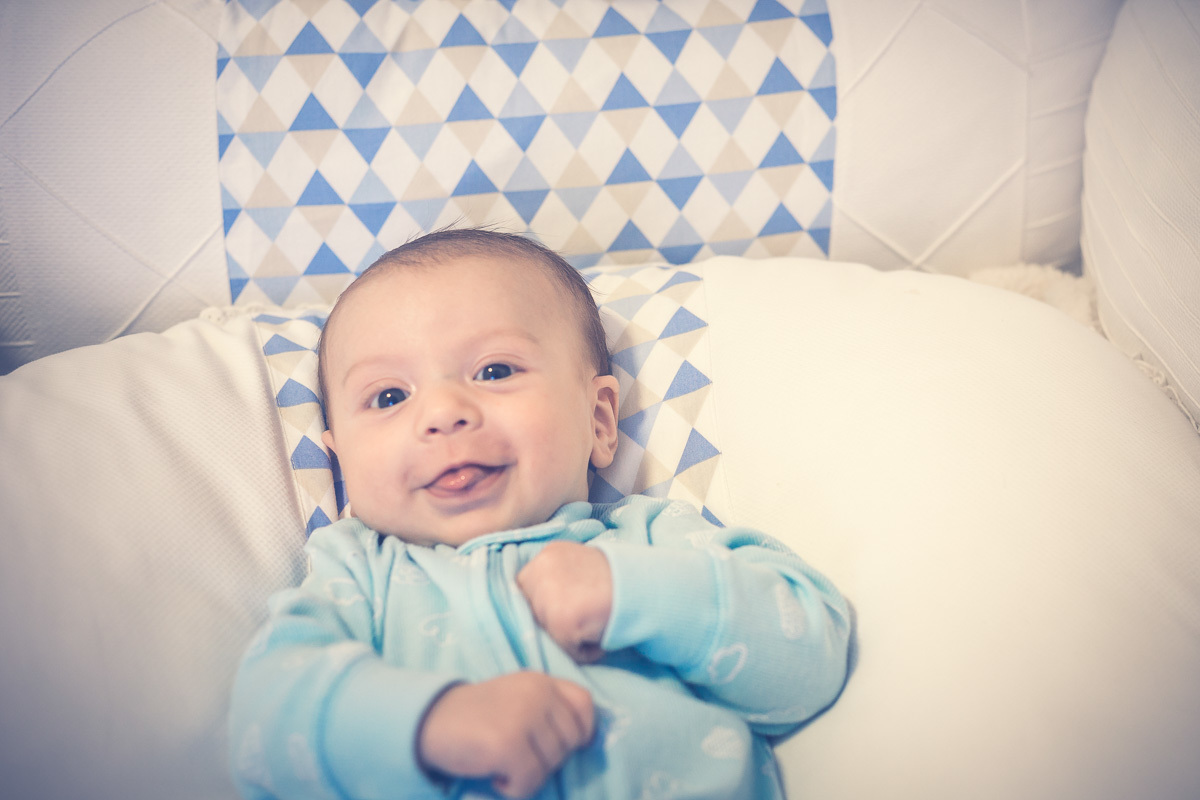 bebê com sorriso e linguinha para fora