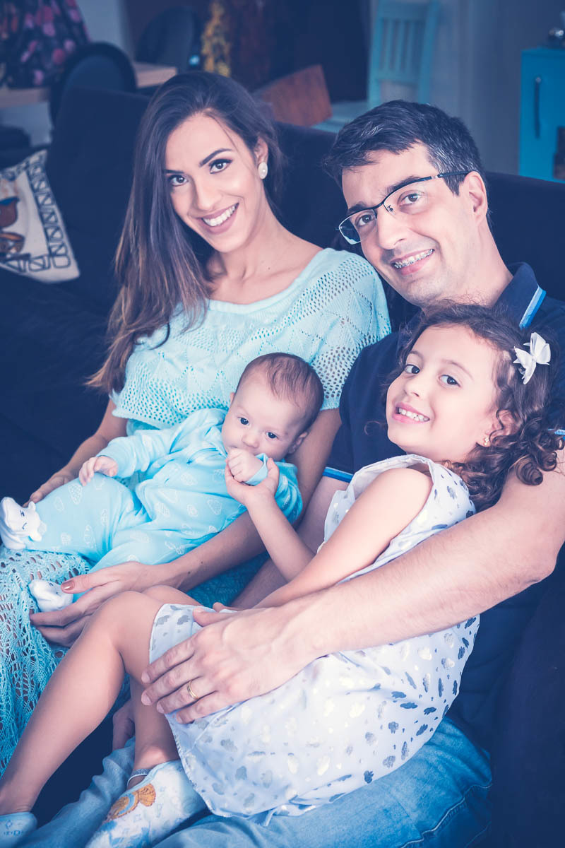 Família posando no sofá