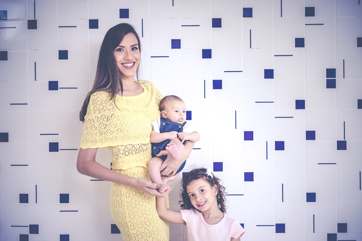 Fundo de azulejos athos bulcão pilotis asa sul Brasília mãe com seus filhos