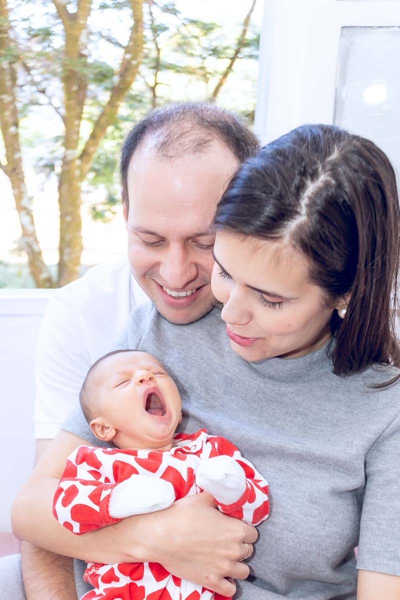 pais olhando a filha bocejando