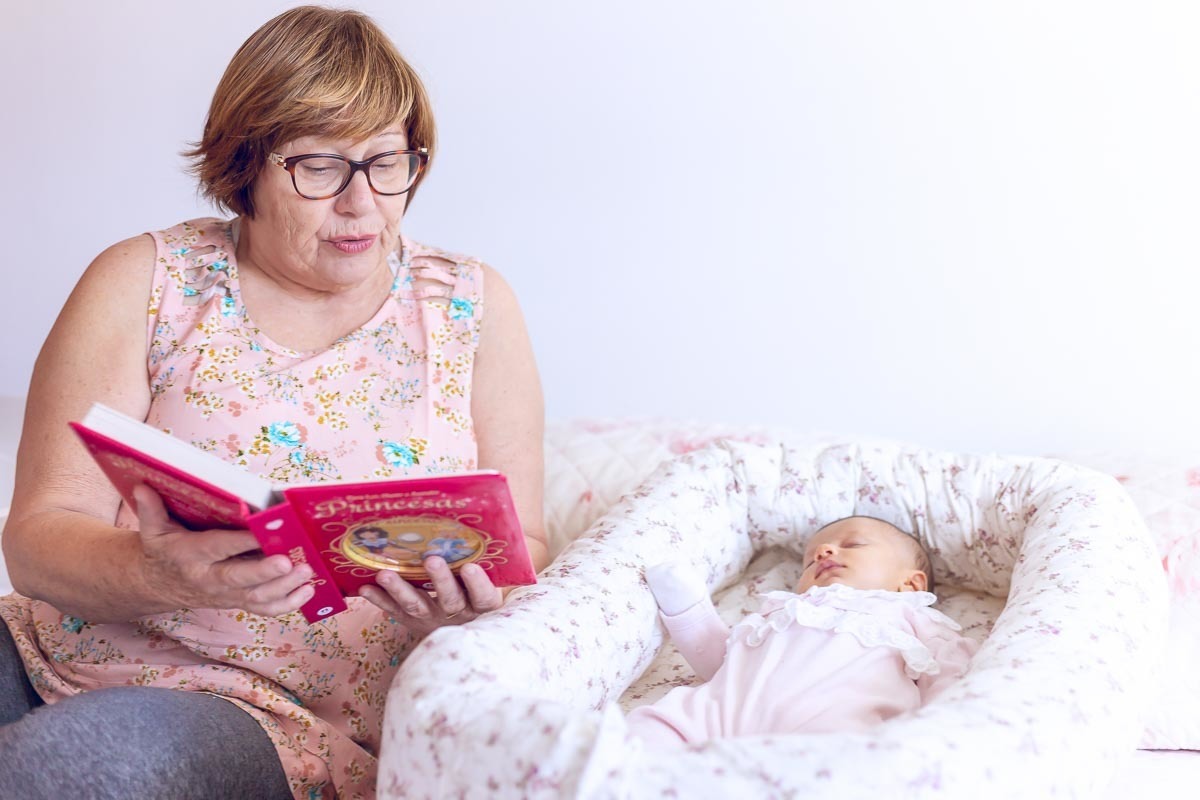 avó lendo livro para a bebê