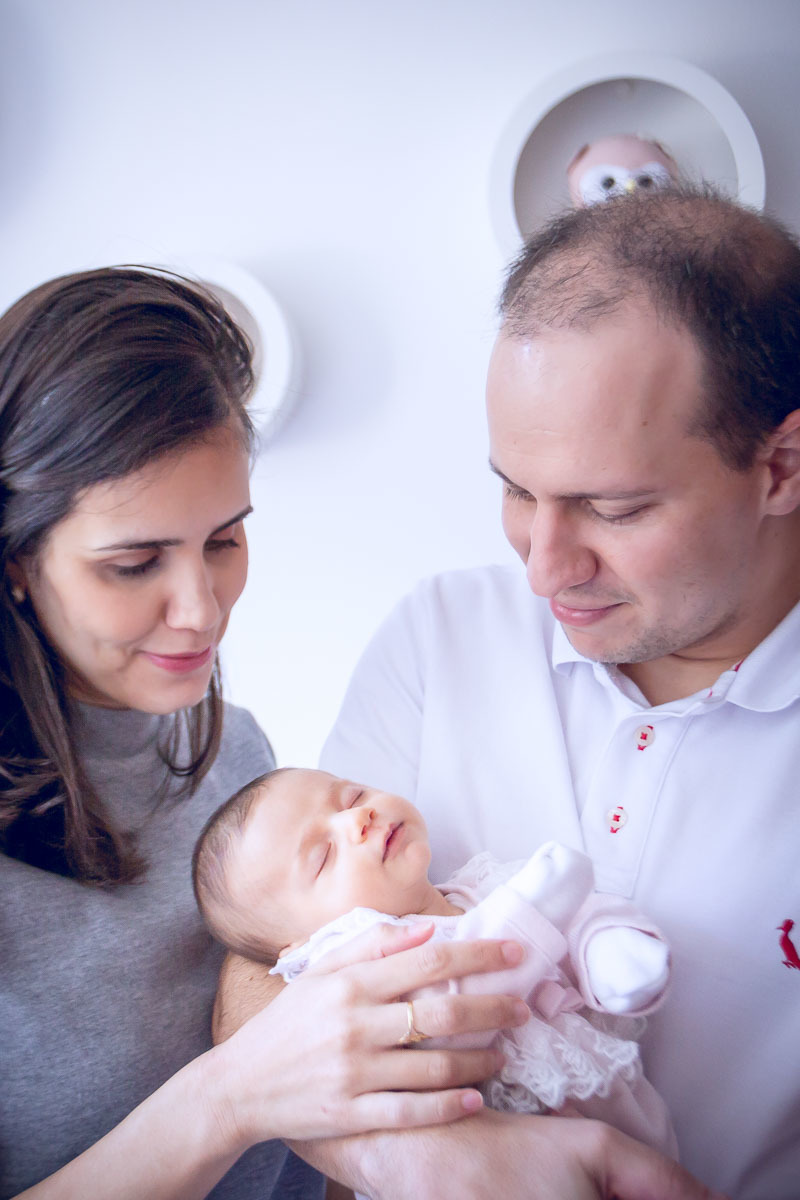 Pais olhando a bebê apaixonados