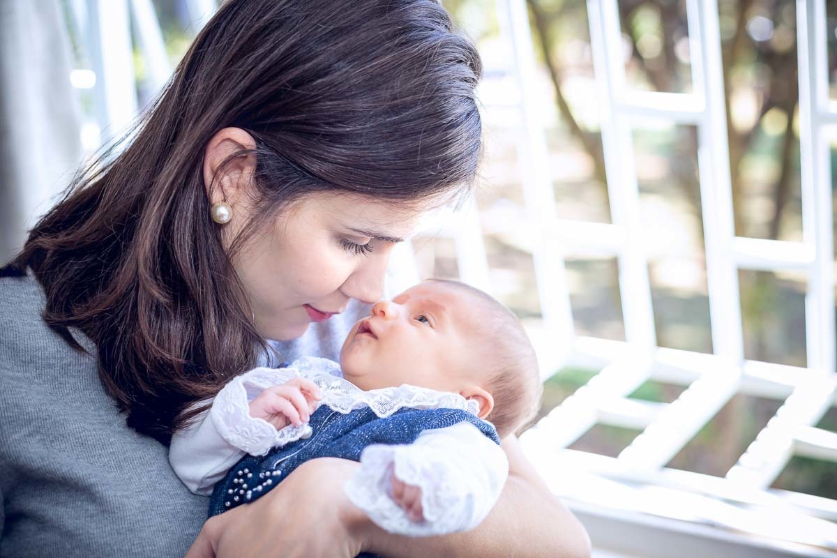mãe e filha encostando o nariz olhar apaixonado