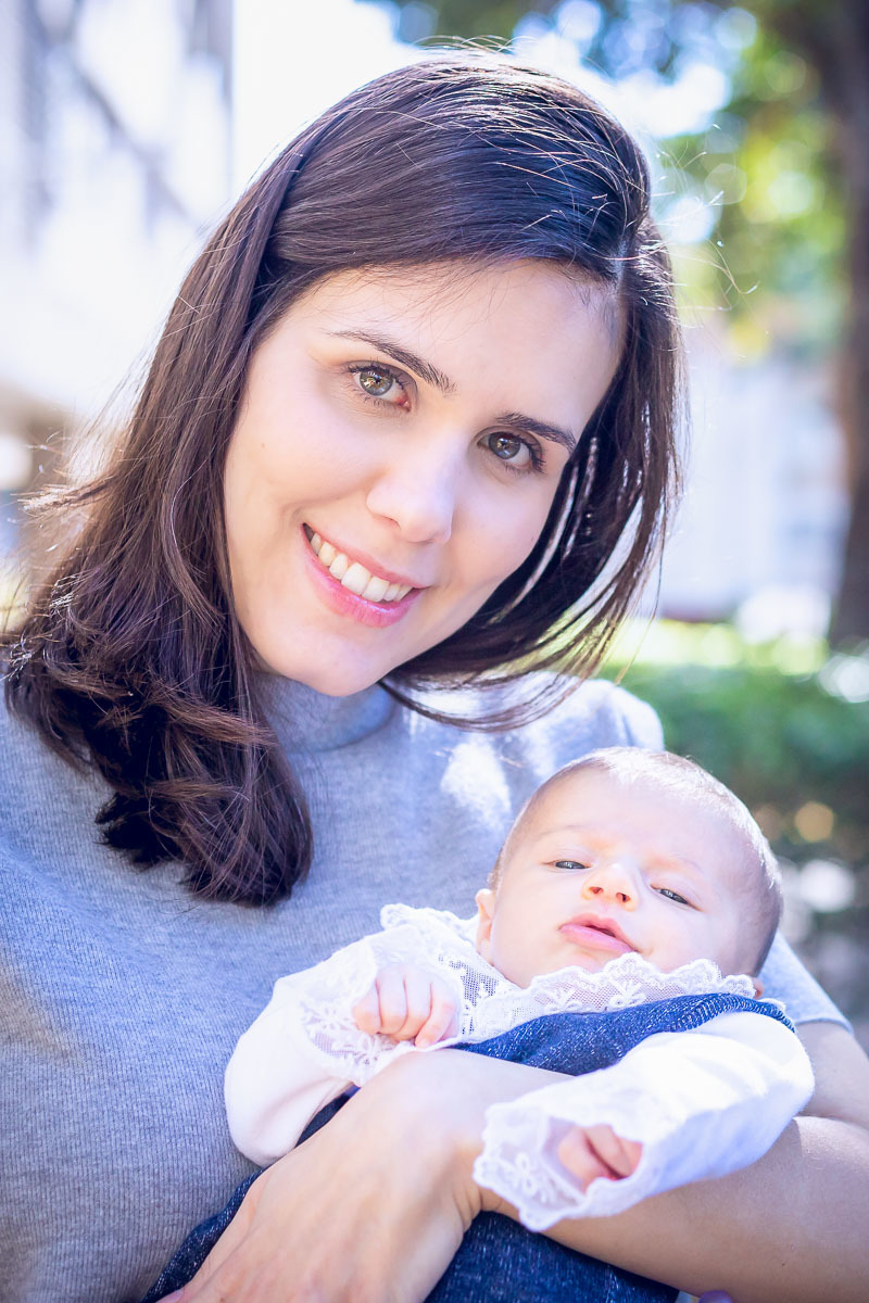 mãe ao ar livre segurando a bebê