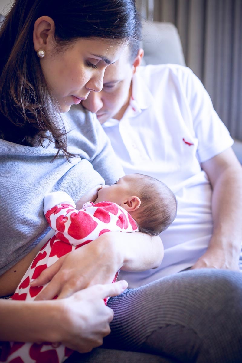 mãe amamentando ao lado do pai