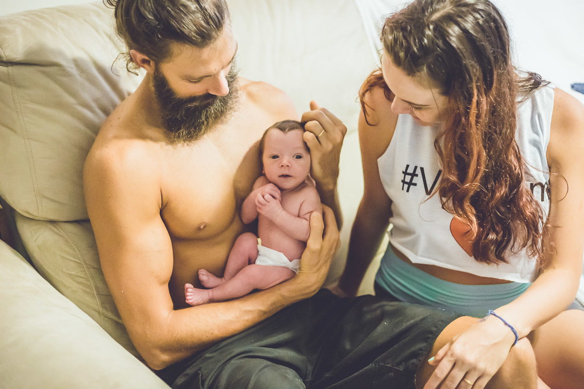 família com o bebê recém nascido ensaio lifestyle