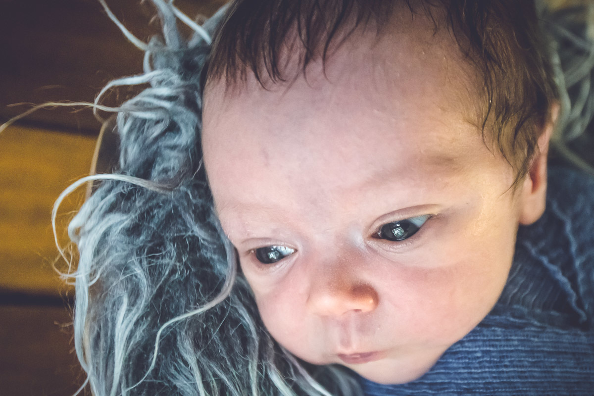 newborn bebê pensativo