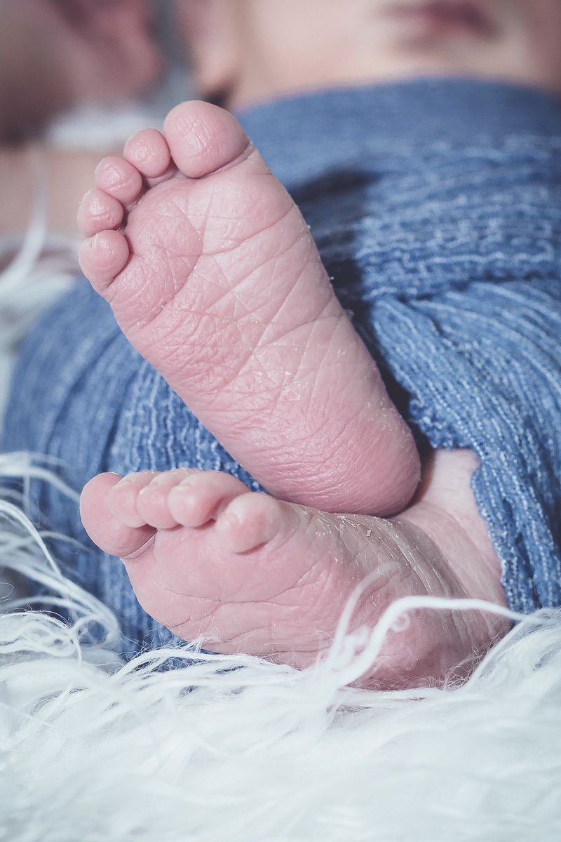 pezinhos de bebê recém-nascido