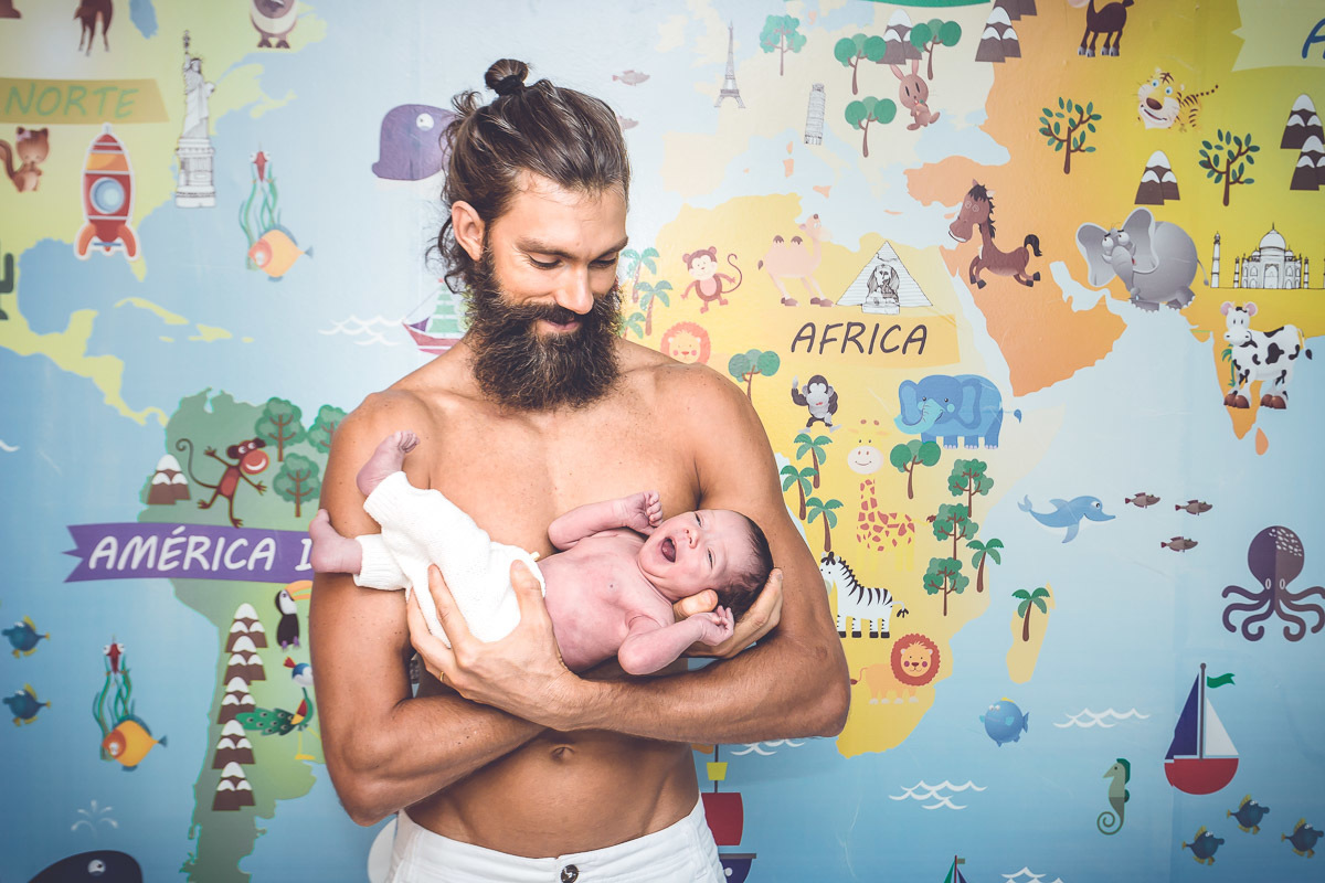 papai segurando o bebê