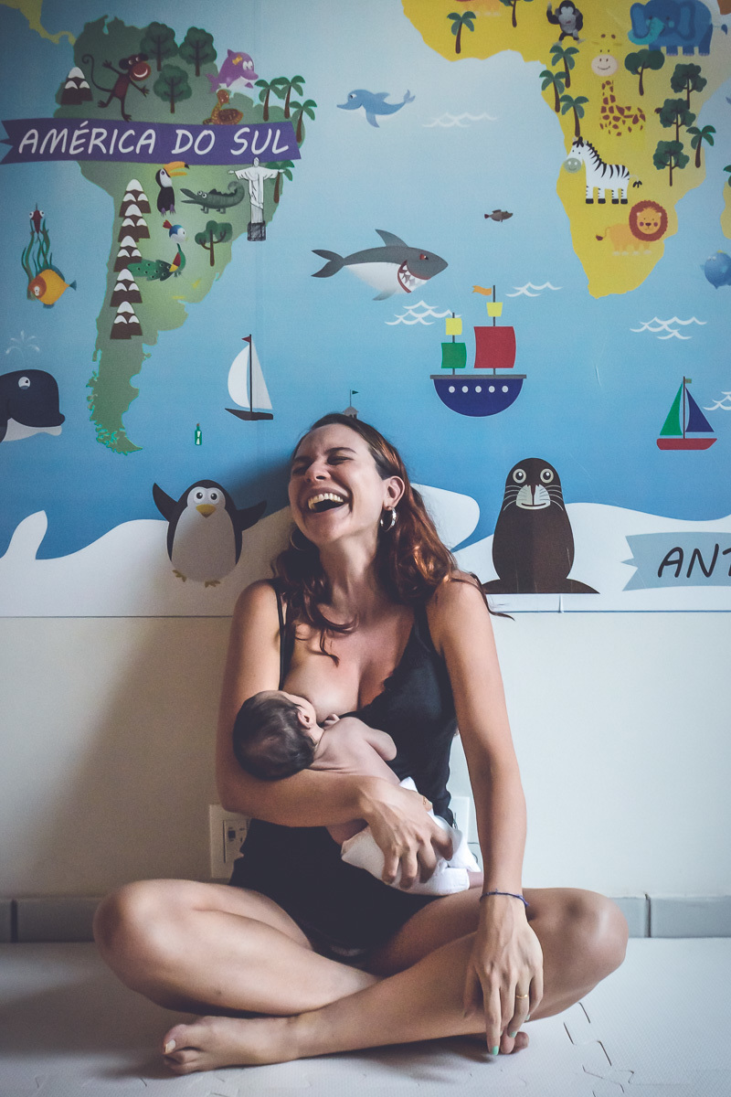 amamentando e rindo