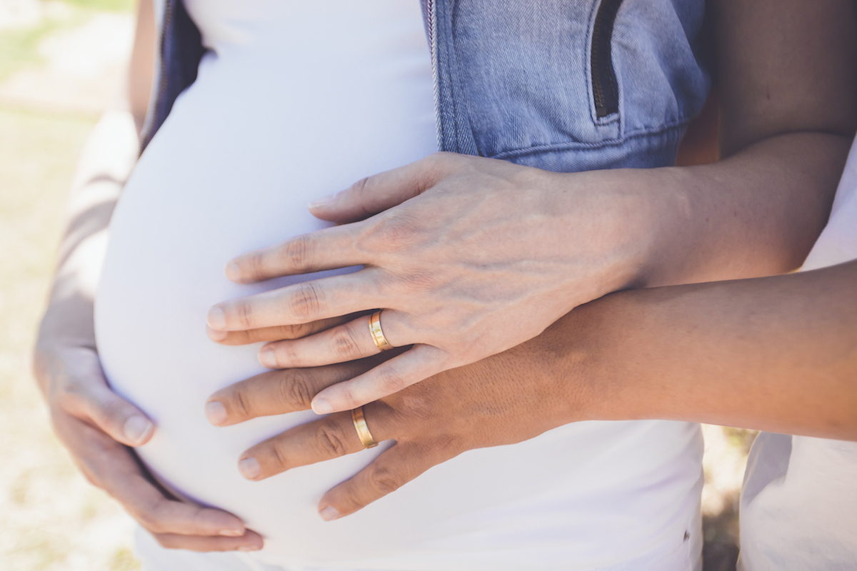 casal alianças barriga grávida