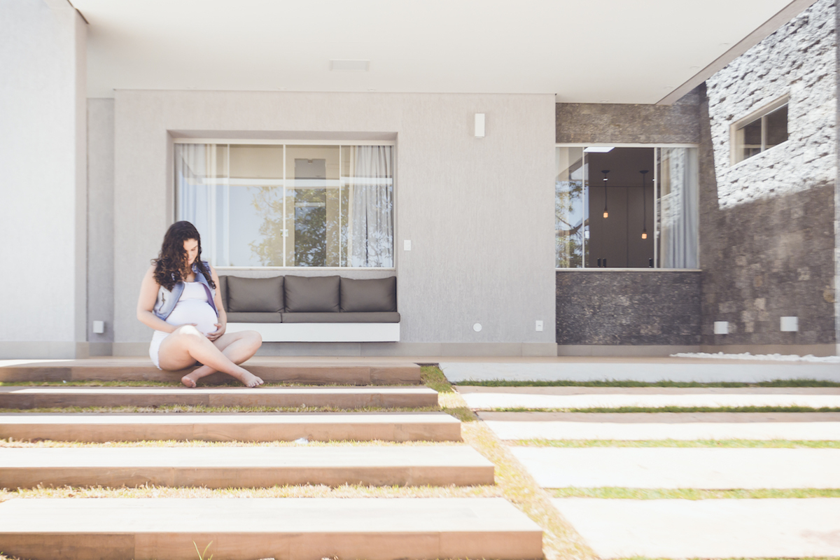 gestante grávida na escada