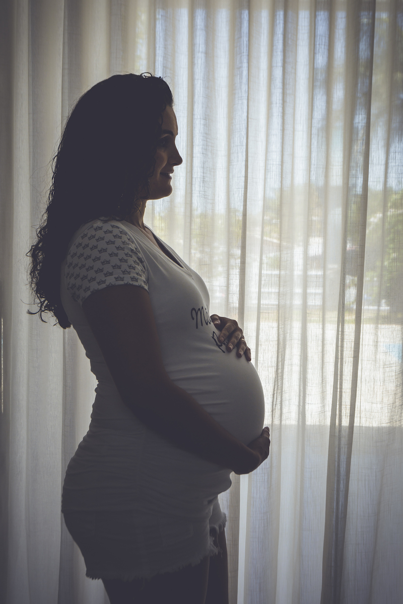 gestante de perfil