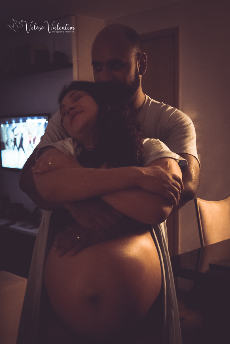 Vídeo de parto com cesárea spinning babies analgesia maternidade Brasília equipe Nascentia Obstetra Mariana Dietz Priscila Medeiros enfermeira obstétrica Doula Adele Valarini acompanhamento pré hospitalar casal dançando