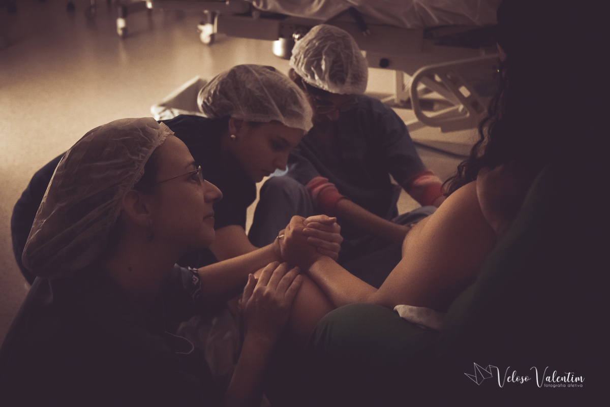 Vídeo de parto com cesárea spinning babies analgesia maternidade Brasília equipe Nascentia Obstetra Mariana Dietz Priscila Medeiros enfermeira obstétrica Doula Adele Valarini acompanhamento pré hospitalar equipe dando apoio