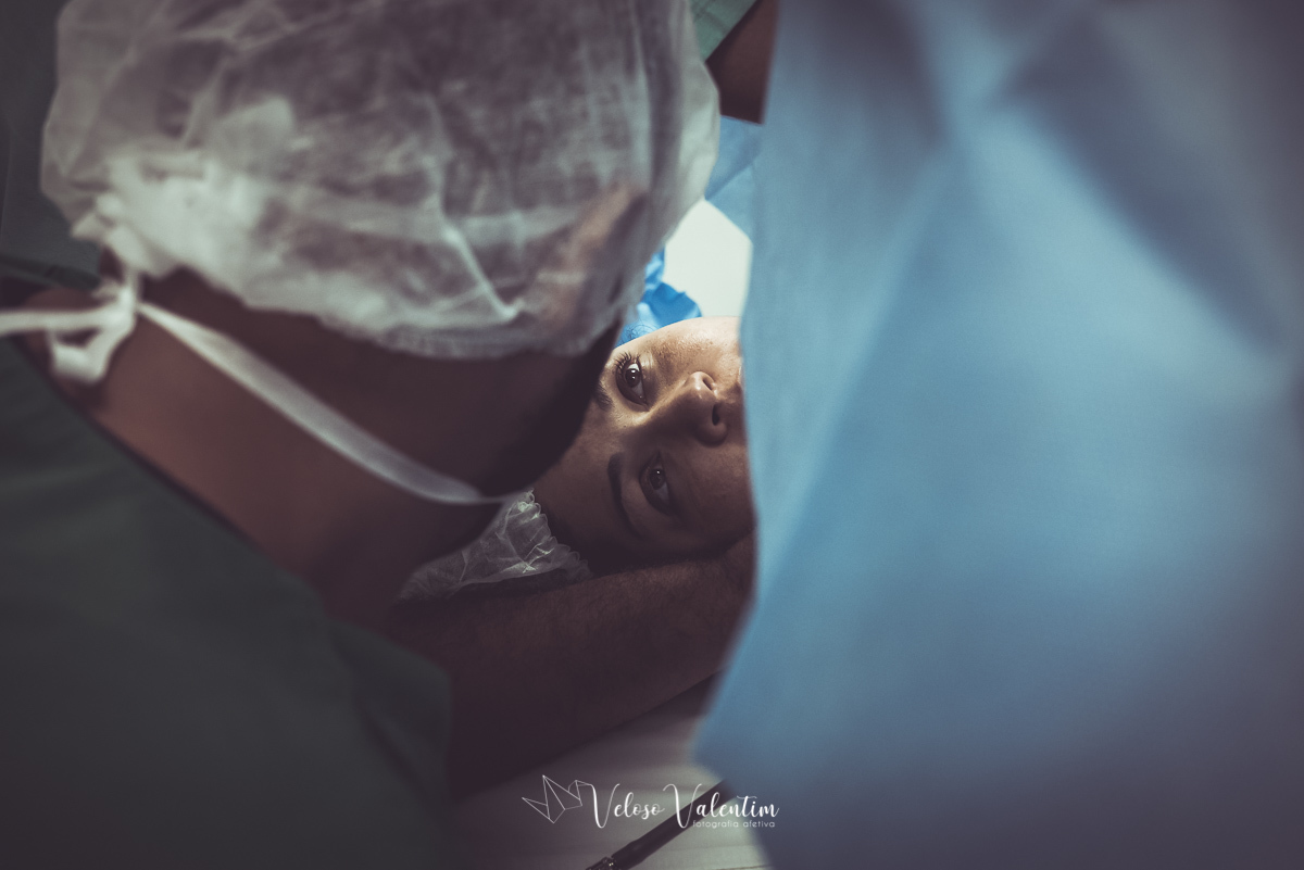 Vídeo de parto com cesárea spinning babies analgesia maternidade Brasília equipe Nascentia Obstetra Mariana Dietz Priscila Medeiros enfermeira obstétrica Doula Adele Valarini acompanhamento pré hospitalar casal