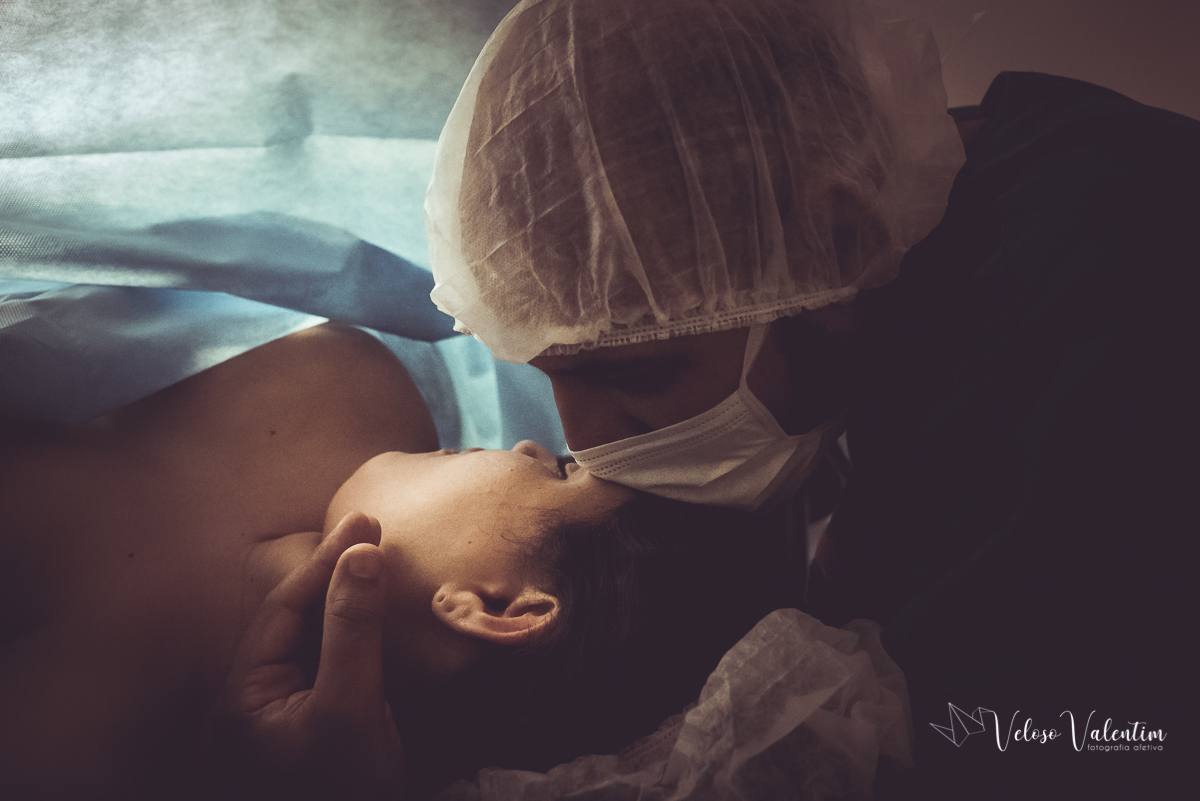 Vídeo de parto com cesárea spinning babies analgesia maternidade Brasília equipe Nascentia Obstetra Mariana Dietz Priscila Medeiros enfermeira obstétrica Doula Adele Valarini acompanhamento pré hospitalar casal marido beija mulher