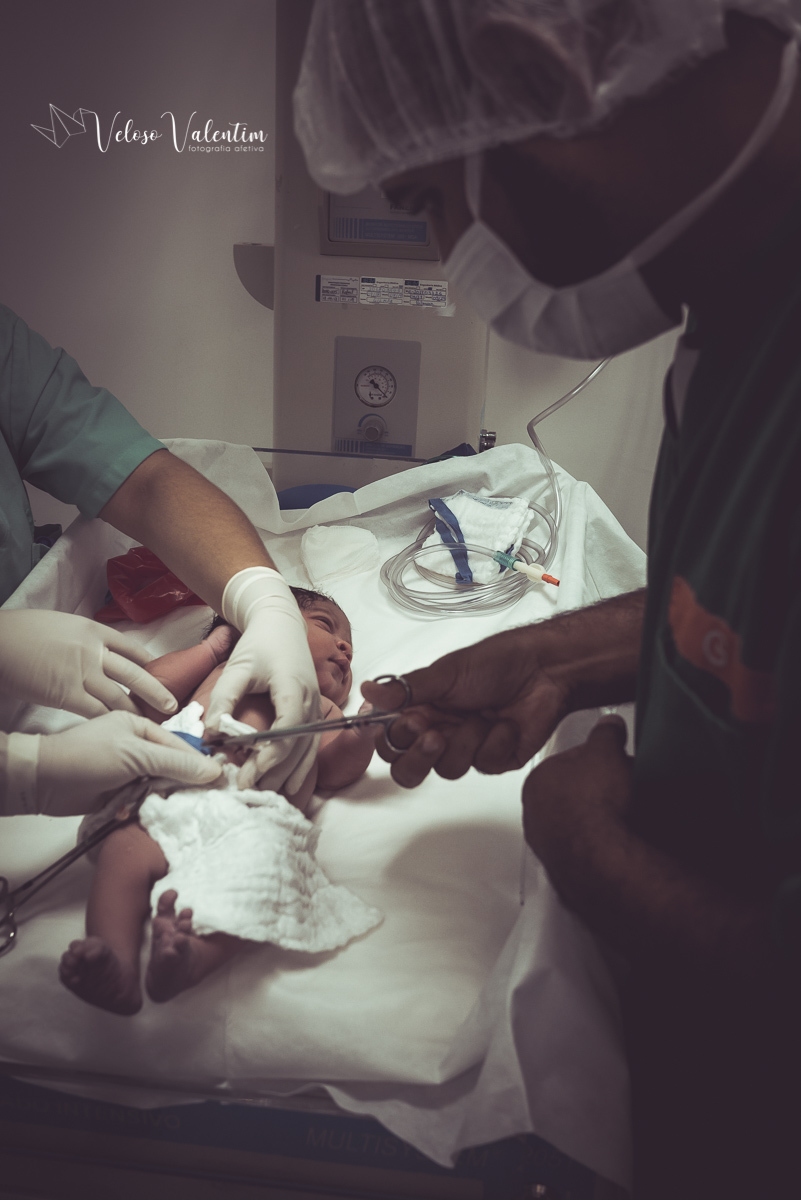 Vídeo de parto com cesárea spinning babies analgesia maternidade Brasília equipe Nascentia Obstetra Mariana Dietz Priscila Medeiros enfermeira obstétrica Doula Adele Valarini acompanhamento pré hospitalar cortando o cordão