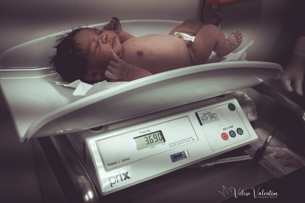 Vídeo de parto com cesárea spinning babies analgesia maternidade Brasília equipe Nascentia Obstetra Mariana Dietz Priscila Medeiros enfermeira obstétrica Doula Adele Valarini acompanhamento pré hospitalar pesando o bebê