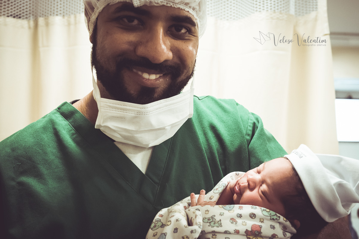 Vídeo de parto com cesárea spinning babies analgesia maternidade Brasília equipe Nascentia Obstetra Mariana Dietz Priscila Medeiros enfermeira obstétrica Doula Adele Valarini acompanhamento pré hospitalar pai com a bebê