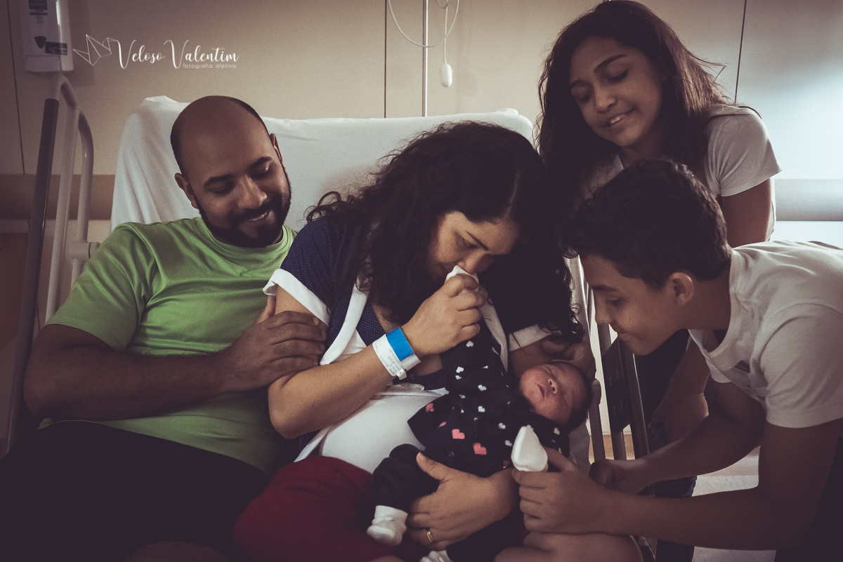 Vídeo de parto com cesárea spinning babies analgesia maternidade Brasília equipe Nascentia Obstetra Mariana Dietz Priscila Medeiros enfermeira obstétrica Doula Adele Valarini acompanhamento pré hospitalar família cresceu
