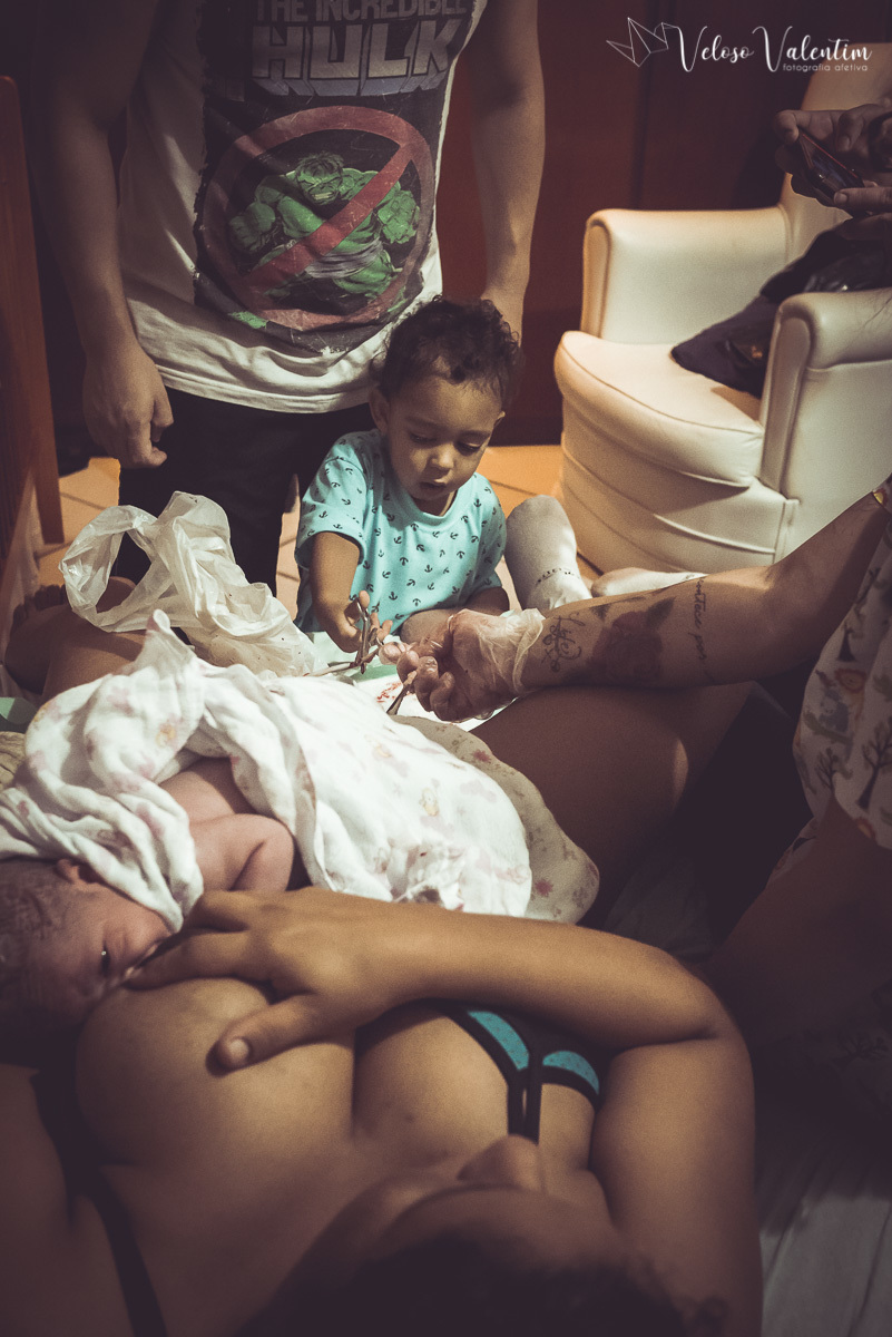 Parto natural humanizado domiciliar equipe Humaniza Melissa Martinelli Doula Raissa Osório Taguatinga Brasília DF cortando o cordão umbilical