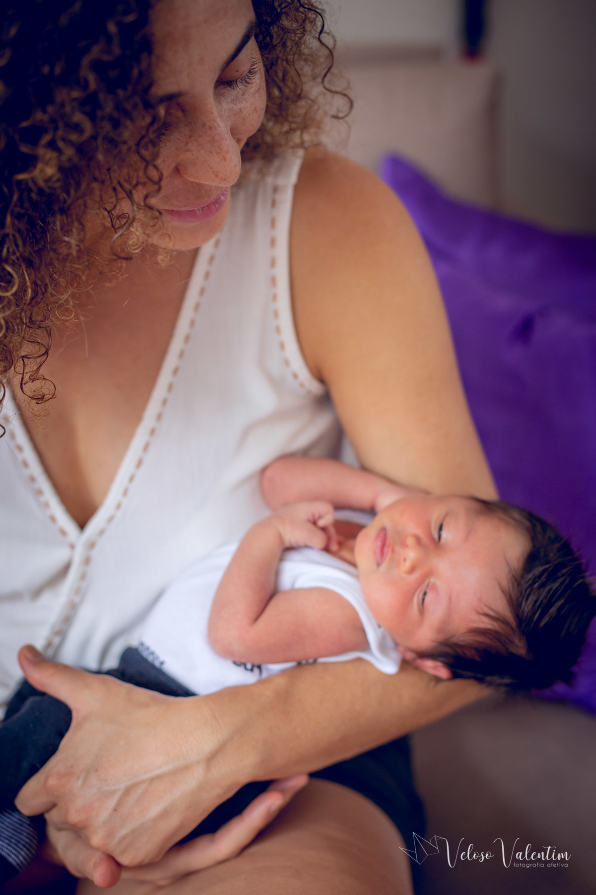 bebê no colo da mãe