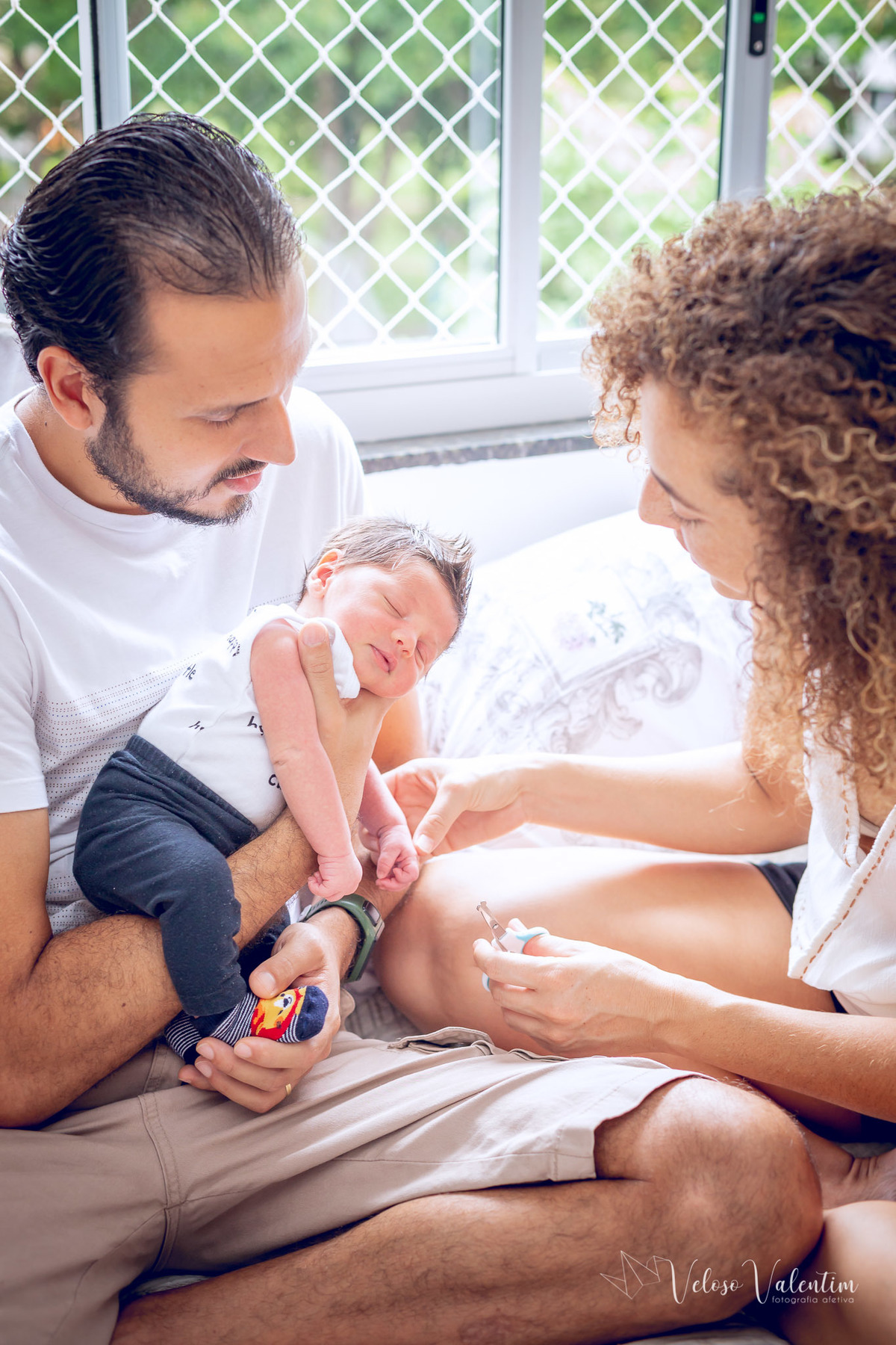 cortando as unhas do bebê