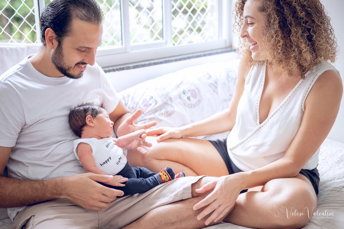 pais na cama com o bebê