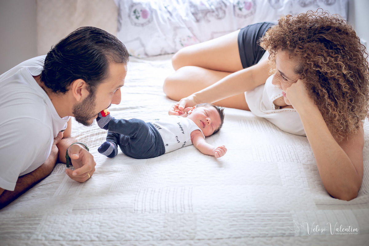 neném com os pais na cama