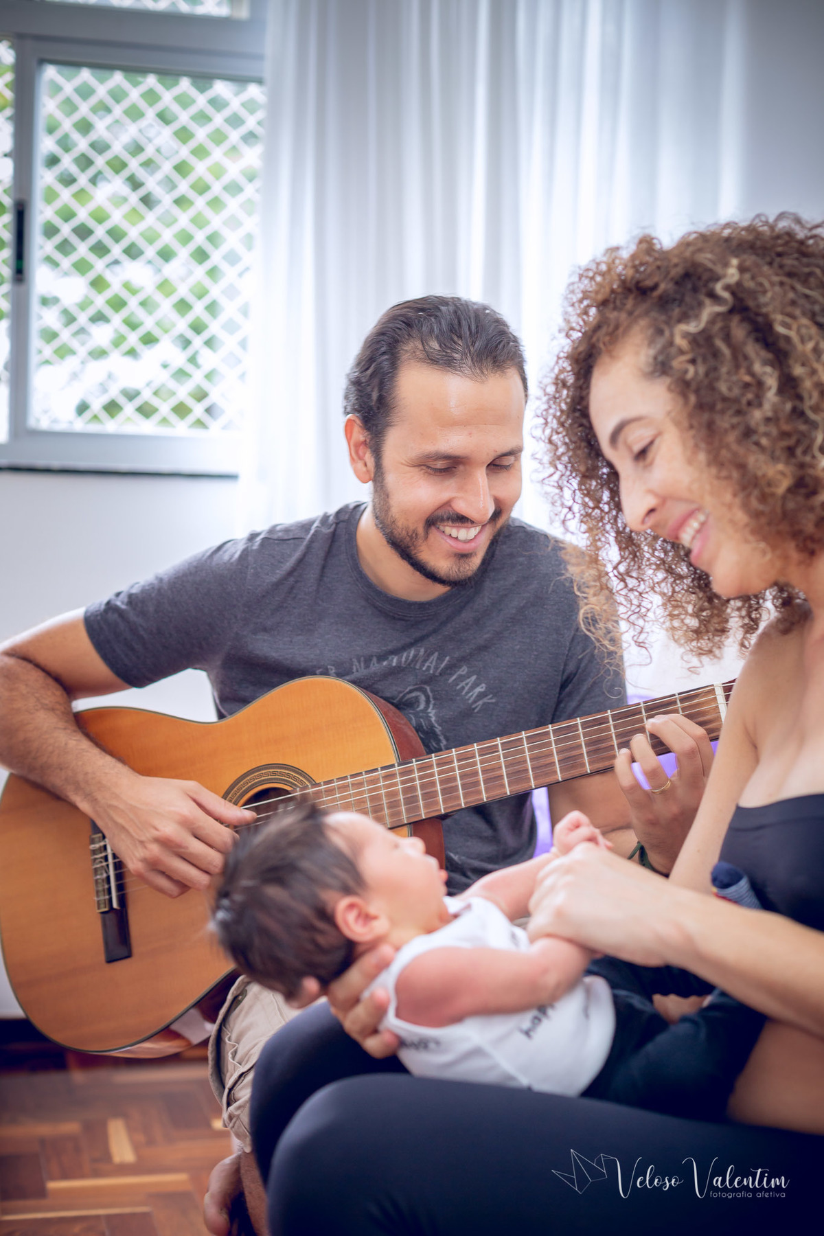 violão bebê mãe pai família