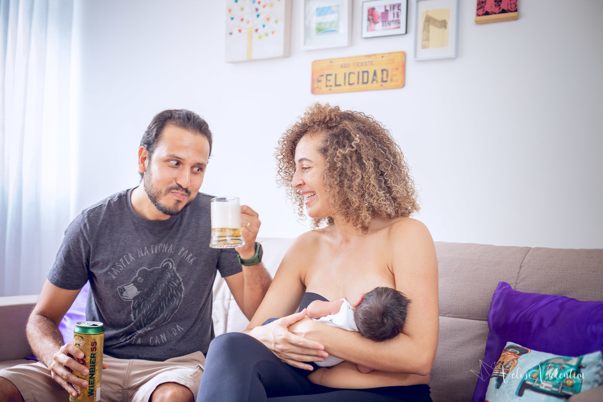 papai bebe cerveja e bebê bebe leite materno