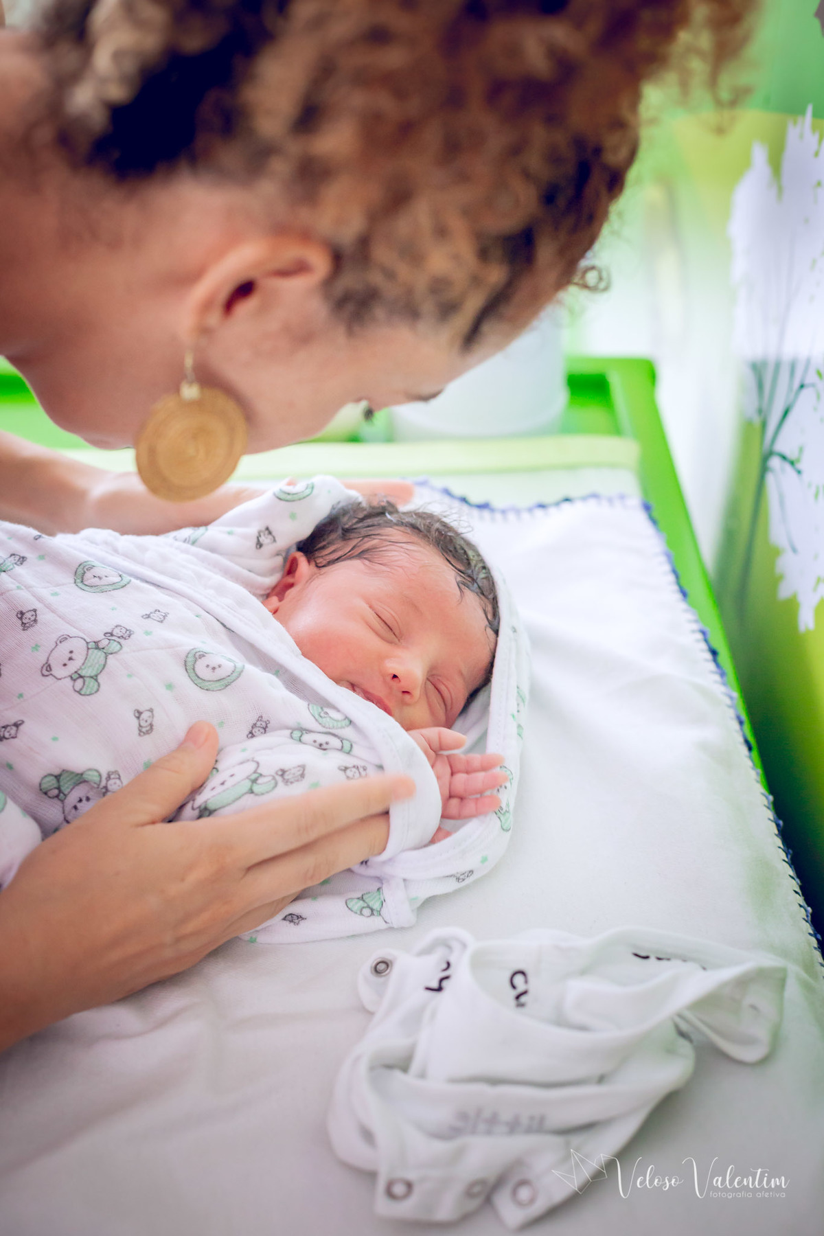 bebê de toalha secando