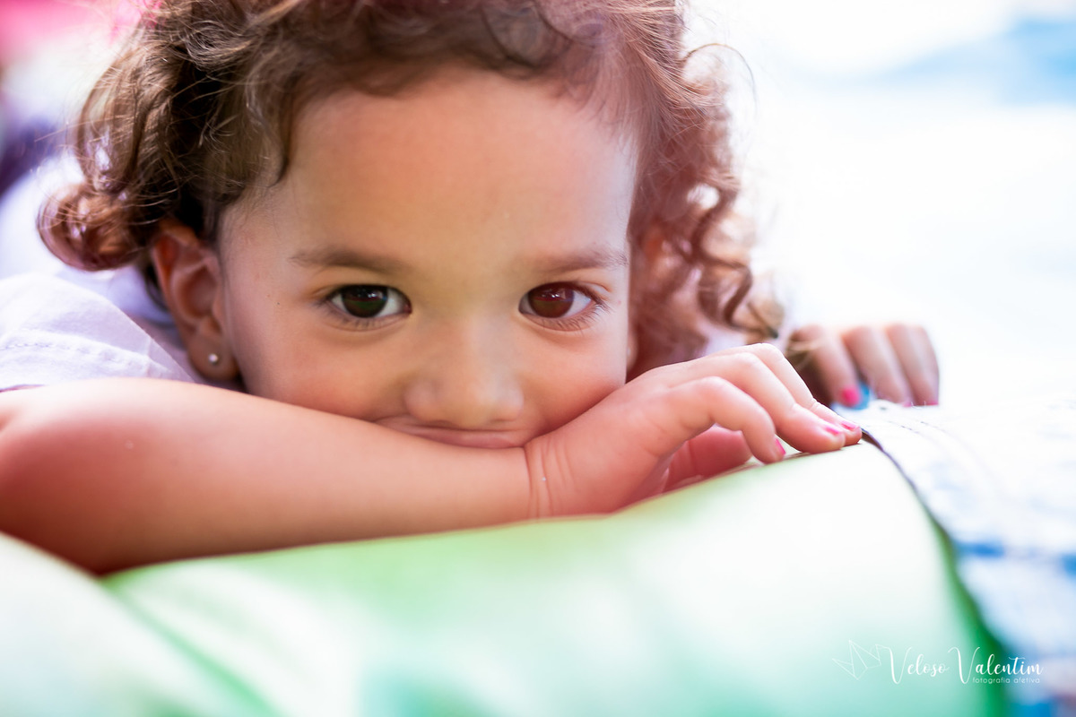 festa de aniversário na escola menina olhar