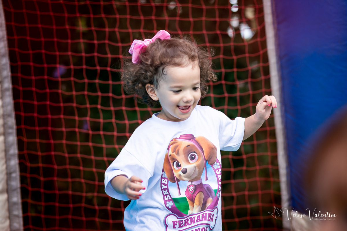 festa de aniversário na escola menina brincando