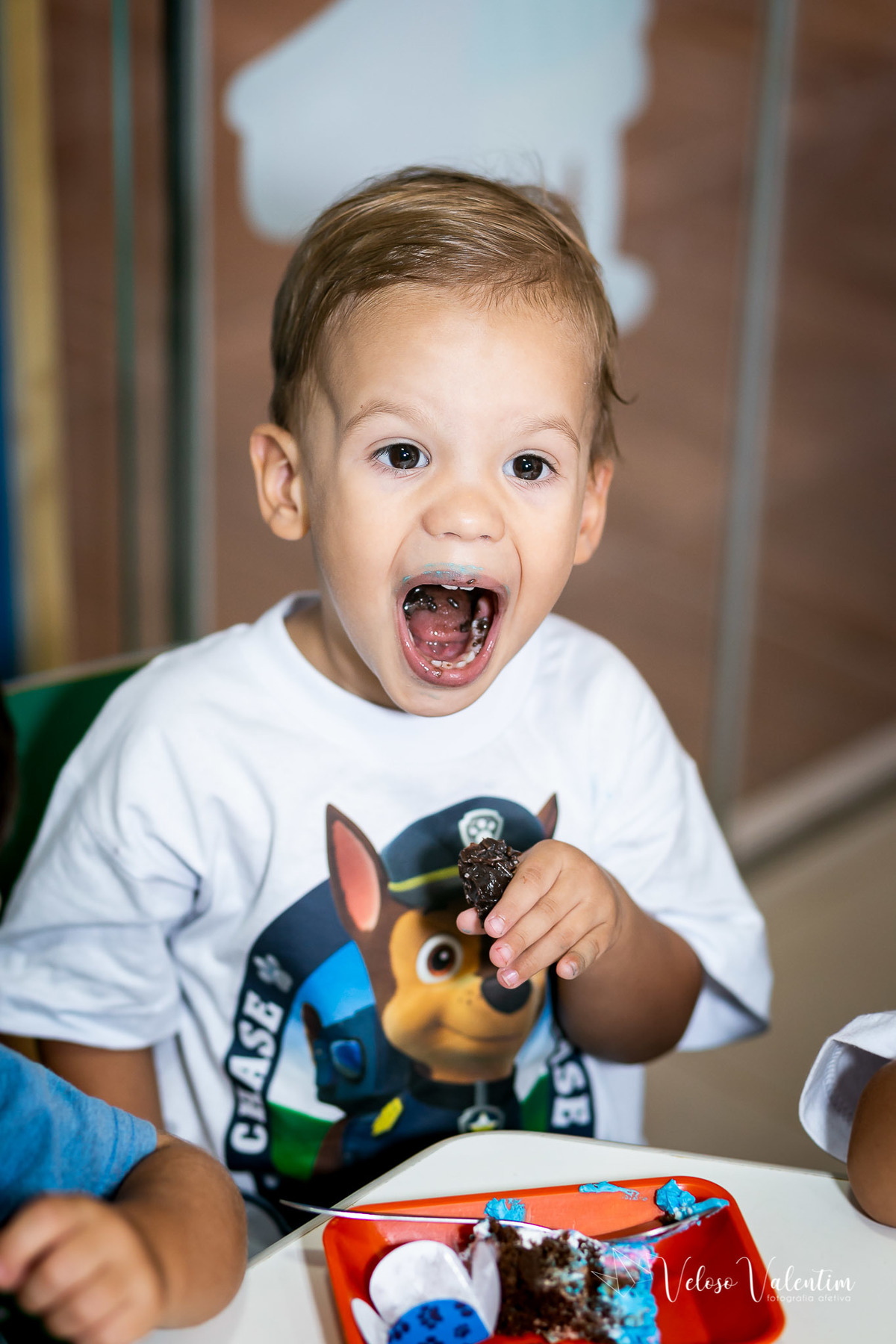 festa de aniversário na escola menino comendo