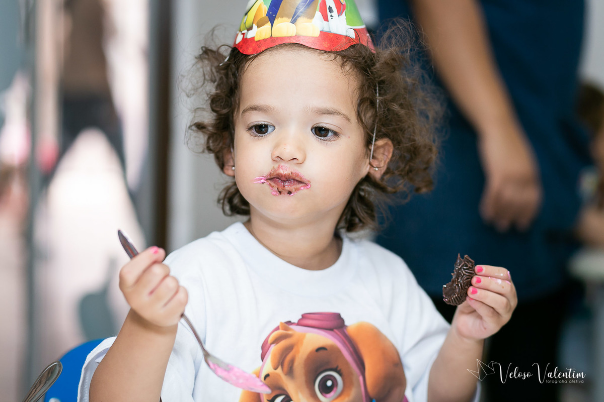 festa de aniversário na escola menina comendo