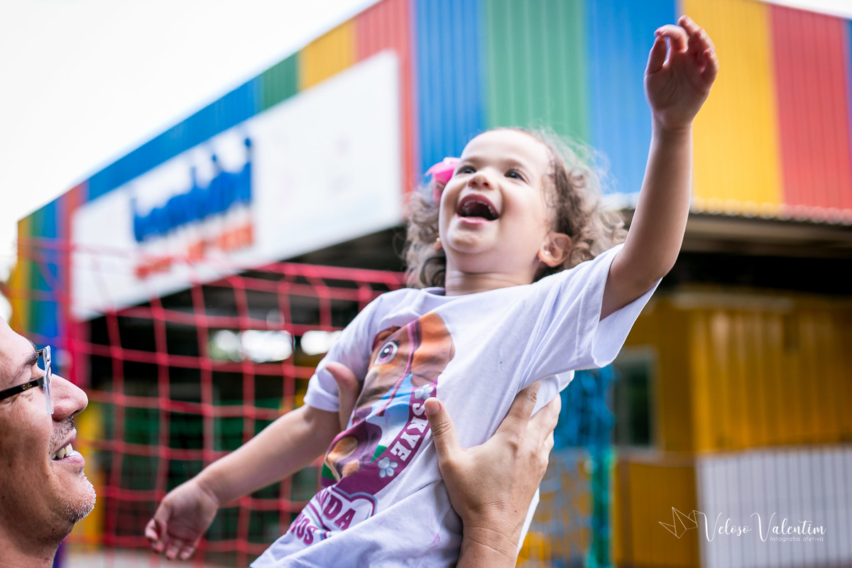 festa de aniversário na escola menina feliz