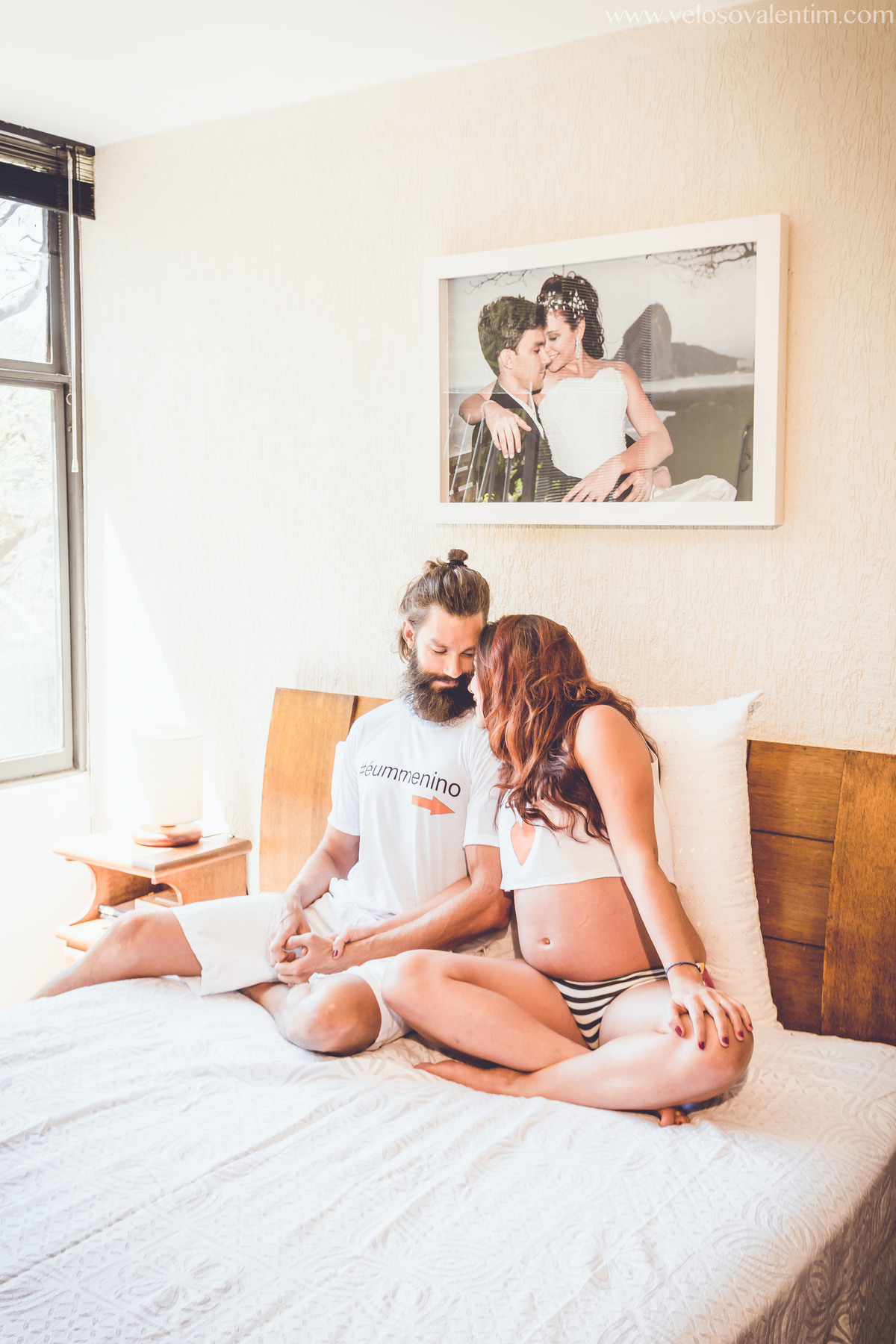 ensaio gestante em Brasília casal na cama