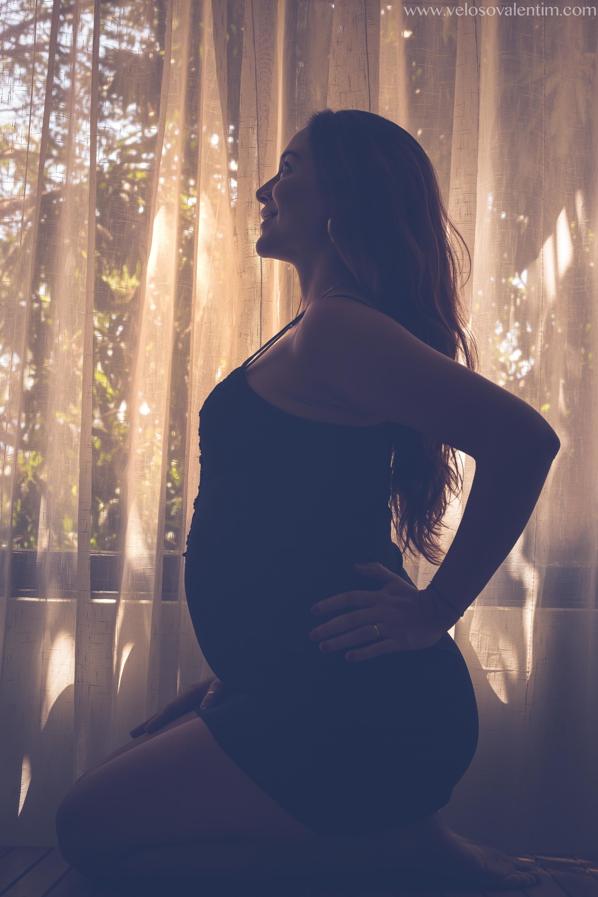 ensaio gestante em Brasília mamãe fazendo pose