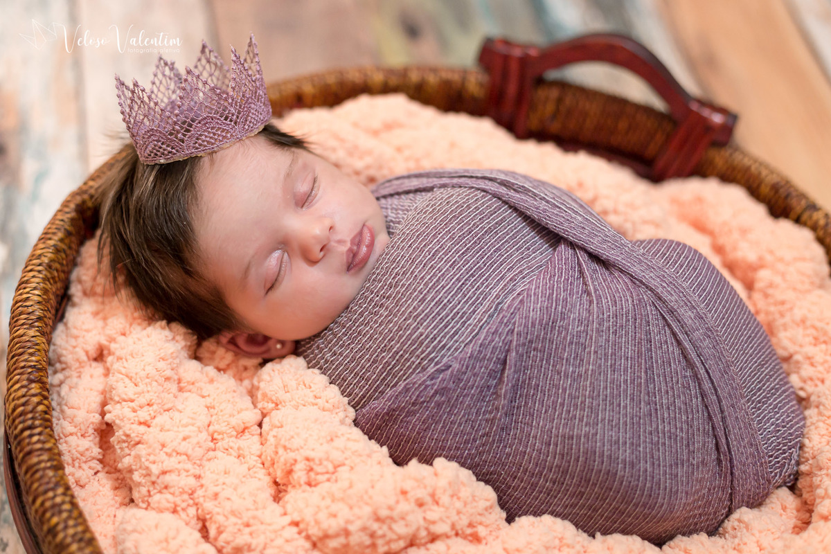 newborn neném com coroa princesa